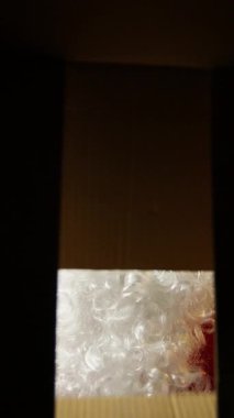 Dikey video heyacanlı Noel Baba, iyi davranan çocukların bitiş listesinden sonra gönderilecek hediyelerle birlikte sevkiyat alıyor. Kişinin doğum paketini açma POV 'u, birlikte çocukları ziyaret etmeye hazırlanıyor