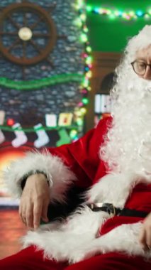 Noel Baba 'nın dikey videosu Noel Baba' nın Noel Baba 'sı kış mevsiminde çocuklara hediyelerle çıkıyor. Noel Baba gibi giyinmiş bir adam atölyeden ayrılıyor, çocuklara hediyelerle seyahat ediyor.