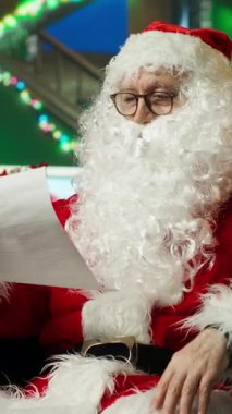 Dikey video, Noel Baba 'nın yaramaz ya da uslu çocukların listesini yaparken uyuya kalmasından yoruldu. Yorgun bir insan tüm dünyayı gezip çocukları ziyaret etmeye hazırlanırken uyukluyor.