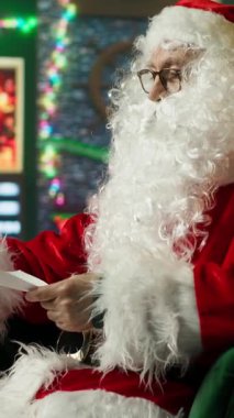 Noel Baba gibi giyinmiş bir adamın dikey videosu hediye talepleri hakkındaki mektuplara cevap veriyor. Noel Baba kılığına girmiş biri çocuklara Noel 'de ne istediklerini soruyor. Kamera A: