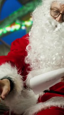 Noel Baba kılığındaki dikey videocu, mektubunu okuduktan sonra sabit hattan çocuğu arıyor. Noel Baba kostümü giymiş bir adam çocuklarla telefonda konuşurken dilek listesi hediyesinden, kameradan bahsediyor.