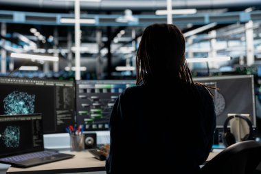 Veri merkezi teknisyeni otomatik tekrarlanan görevleri denetlemek için yapay zeka görselleştirme aracı kullanır. Masaüstü PC kullanarak veri analizi grafiklerine dayalı sunucu sistemleri adapte eden işçiler