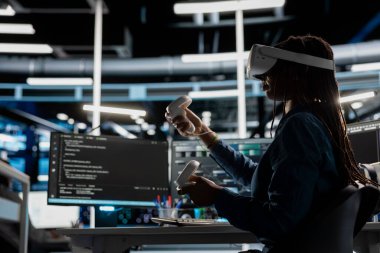 VR ekipmanı takan veri merkezi mühendisi yapay zeka sinir ağı teknolojisi kullanıyor. Donanım yapılandırmak için sanal gerçeklik kulaklığı ve yapay zeka programlama dili kullanan sunucu çiftliği çalışanı