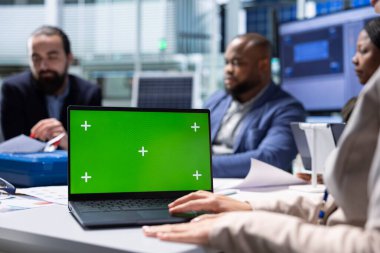 Fotovoltaik fabrikasındaki iş adamları kroma anahtar defterindeki stratejik güneş enerjisi yatırımlarına bakıyorlar. Güneş panelleri fabrika yönetim ekibi ve yatırımcı izole ekran dizüstü bilgisayar kullanarak, kapatın