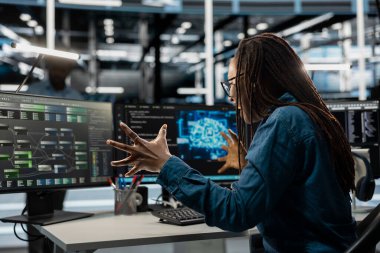 Veri merkezi ekipmanlarını yapay zeka ve makine öğrenimi için çalıştırdıktan sonra çok memnun bir yönetici. Keyifli sunucu tarım çalışanı yapay zeka görsel programlama araçlarını kullanmada kaydedilen ilerlemeden memnun