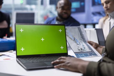 Uzman, bitkilerin modernizasyon planları üzerinde çalışıyor. Fabrika yöneticisi, krom anahtar dizüstü bilgisayarda operasyonel verimlilik geliştirmeleri için yazım planı ve tesis geliştirme şemalarını inceliyor