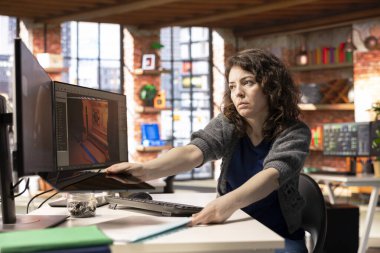 Bir uzay istasyonu bilim kurgu oyunu yaratmak için yapay zeka kullanan ve yapay zeka kullanan yapay zeka kullanan yapay zeka kullanan yapay zeka kullanan bir video oyunu ile gelecekçi bir proje üzerinde çalışan kullanıcı. Sinirsel ağ tabanlı yazılım.