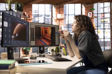 Video oyunu uzay gemisi ortamları oluşturmak için yapay zeka sohbet robotu arayüzü kullanan bir kadın, modern sistem derin öğrenme ve makine öğrenme tekniklerini uyguluyor. Bilim kurgu oyun tasarımları geliştiriliyor.