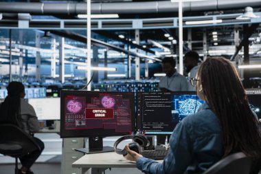 Sunucu odası çalışanı bilgisayar görevleri için yapay zeka kullanırken ekranda bir hata görüyor. Yönetici makine öğrenme iş yükleri için yapay zeka kullanırken hata uyarı iletisi alır