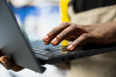 Siyahi denetçi güneş paneli üretiminde güç optimizasyonu geliştiriyor, fotovoltaik sistemler için sürdürülebilir yenilenebilir enerjiyi artırmak için dizüstü bilgisayar üzerinde çalışıyor. Çevre dostu tesis. Kapat..