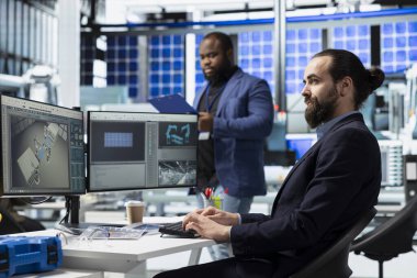 Profesyonel yenilenebilir enerji uzmanı, verimlilik, sürdürülebilirlik ve yenilenebilir altyapı alanlarındaki gelişmeleri yönlendiren, teknik açıdan fabrika süreçlerini denetlemektedir..