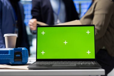 Takım elbiseli ekip üyeleri yeşil ekranın yanındaki fabrika faaliyetlerini denetliyor, sürdürülebilir endüstriyel enerji dünyasındaki profesyonellik ve teknik uzmanlığı harmanlıyor. Ucuz güç..