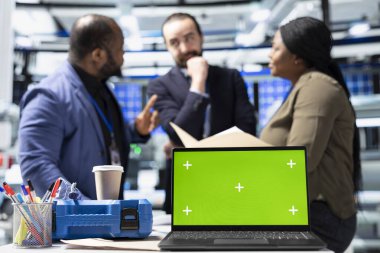 İş arkadaşları, güneş santralinde modelleme gösterisiyle çözümler üreterek işbirliği ve kurumsal sorumluluk yoluyla endüstriyel hedefleri ilerlettiler. Mühendislerden oluşan bir ekip anlayışı paylaşıyor.