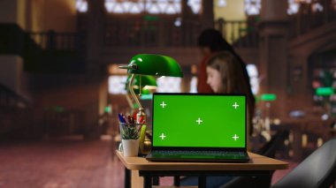 Bilim adamları kütüphanede ödevleri için münferit bir ekran, edebiyat sınıfı için yaratıcılık ve hayal gücü becerileri sergileyen makaleler yazıyorlar. Eğitici büyüme. Kamera B.