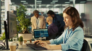 Ofis masasında çalışan biri klavyeyle yazı yazıyor, bilgisayardaki belgeleri düzenliyor. İşçi PC 'nin iş yerindeki hesap tablolarına veri giriyor, istatistiksel bilgiler üzerinde çalışıyor, kamera B