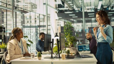 Raporları kontrol ettikten sonra finansal rakamları PC 'ye yükleyen yoğun modern girişim acentesinin muhasebecisiyim. Modern ofiste çalışan odaklanmış iş kadını, çapraz veriler, kamera B