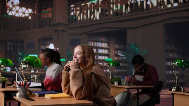 Yüksek sesle konuşarak öğrencileri kütüphanede rahatsız eden gürültücü kız çalışma alanında kabalaşıyor ve telefonuna cevap veriyor. Rahatsız edici rahatsız edici kişi sessiz kalmasını istedi. Kamera B.