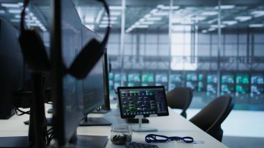 Sunucu odasındaki bilgisayar periferiklerini kapatın. Çalışanlar asgari arayı sağlamak için kullanırlar. Performansı izlemek için kullanılan veri merkezindeki sabit disk, klavye ve tablet