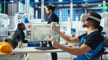 Fotovoltaik fabrika teknisyeni sistem parametrelerini ayarlamak için VR kulaklık kullanıyor, güç üretimini maksimuma çıkarıyor. Sanal gerçeklik teknolojisi kullanan adam, güneş paneli santralindeki enerji kaynağını optimize ediyor, kamera A