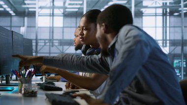 Mühendis veri merkezine geliyor, kulaklık takıyor, yapay zeka sistemlerini uyguluyor. Sunucu tarım uzmanı masada oturuyor, müzik dinliyor ve hataları önlemek için yapay zeka kullanıyor, kamera A