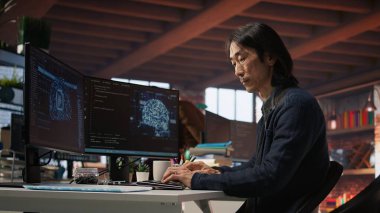 AI 'nin CTO yöneticisi kahve içerken programlama dillerindeki uygulamaları kodluyor. Şef teknisyen kod testi ve kalite güvencesi yaparken sıcak içecekten keyif alıyor. Kamera A