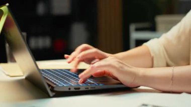 Bir kadın geceyi anahtar noktaları yazarak ve dizüstü bilgisayarında yazarak geçirir. Bir özet oluşturmak, rakamları düzenlemek ve şirket hedefleriyle aynı hizaya getirmek için bir strateji tasarlamak. Kamera B.