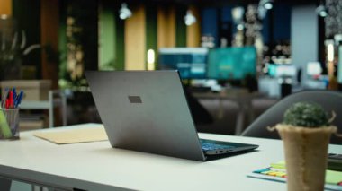 Profesyonel boş ofis bilgisayarlara ve tahmin ekipmanlarına sahiptir. Kurumsal başarıyı yönlendiren kurumsal planlama, analitik ve performans göstergeleri için modern alan seti.