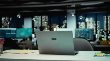 Modern boş ofis performans ölçümleri ve tahmin grafiklerinin ışığıyla parlıyor. Teknoloji ve bilgisayarlarla donatılmış şirket alanı işletme hedeflerinin yönetimini yansıtır.