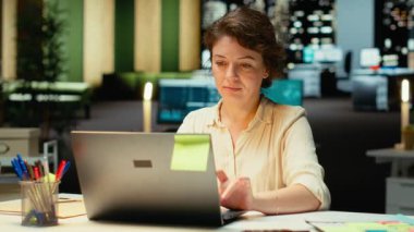 Kadın uzman düzeltme ve mali numaraları kontrol etme, gece geç saatlerde strateji odasında arşivlenmiş dosyaları gözden geçirme. Raporların değerlendirilmesi, araştırma ve organizasyon gündemi. Kamera B.