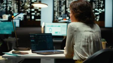 Çalışan gözlemcileri, borsa eğilimleri ve kripto döviz alışverişleri, ticaret hedeflerine ulaşmak ve gelirleri optimize etmek için teknoloji ve profesyonel analizleri canlı olarak izliyorlar. Gece vakti. Kamera B.