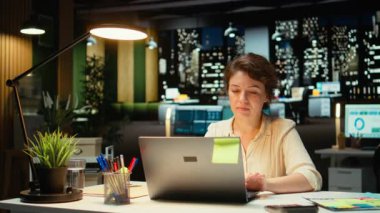 Başarılı proje seçeneklerini değerlendiren, yeni bir konsept öngören ve şirket faaliyetlerini geliştirmek için eleştirel düşünme yapan kariyer güdümlü bir kadın. Geceleri ofiste dikiliyorum. Kamera A.