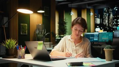 Şirket stratejisti yanlış bir fikir yazdıktan sonra bir makaleyi yırtıp atıyor, öfkeyle çalışmalarına başlıyor ve sayfayı buruşturuyor, hoşnutsuz kadın yazım hatası yapıyor. Kamera A.