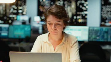 Kadın metodik planlamayı saatler sonra bitiriyor ve gece geç saatlerde ofisten çıkarken lambayı kapatıyor. Çalışma saatleri dışında fikirleri ve görüşleri yansıtan bir iş adamı. Kamera B.