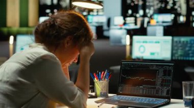 Harap olmuş finans danışmanı gerçek zamanlı para kaybına ve azalan eğilimlere bakıyor, hisse senedi çöküşü iflasa neden oluyor. Kripto para piyasası çöküşü finansal bir kriz gösteriyor. Kamera B.