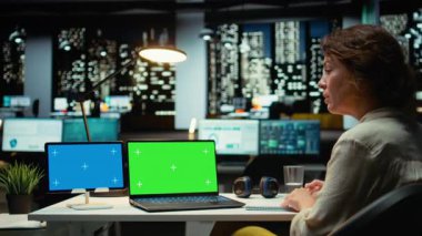 Masa başı müdürü laptopta yeşil ekranı, tablette mavi ekranı kullanıyor, yeni toplantılar düzenliyor ve haftalık gündemi planlıyor. Bir proje için işletme yönetimi görevleri. Kamera A.