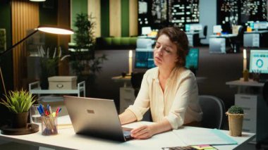 Girişimci gecenin geç saatlerinde karanlık bir ofiste karmaşık bir sorun üzerine kafa yoruyor, dizüstü bilgisayarında strateji ve daktilo seçenekleri geliştiriyor. Dikkatli bir konsantrasyonla mantıklı bir çözüm arıyorum. Kamera A.