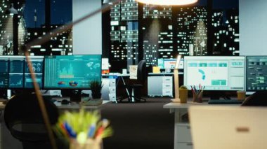 Çift monitörlü ve dizüstü bilgisayarlı lüks modern ofis alanı, önemli veri analizlerini gösteren boş masalar ve yönetim ve iş yönetimi görevleri için içgörü. Öngörü.