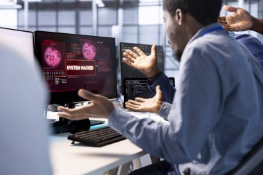 Sunucu çiftliğindeki Afro-Amerikan mühendisleri güvenlik duvarını aşıp veri çalmayı başaran hacker 'ın kafasını karıştırdı. Veri merkezinde hayrete düşüren meslektaşlarda kritik hata bildirimi