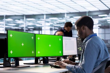 Güvenlik duvarı yanlış yapılandırmalarını bulmak için izole ekran bilgisayarı kullanan sunucu merkezi yönetimi. Çoklu monitör düzenleme PC kullanılarak çalışanların veri aktarım hızlarının yavaşlatılmasına yol açan çalışan denetim sistemleri daralmaları