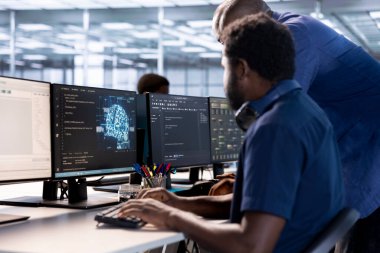 Kompleks hesaplama görevleri sırasında verileri daha hızlı girmek için yapay zeka sistemlerini kullanan sunucu çiftliği çalışanlarından oluşan bir ekip. Yapay zeka paralel işleme teknolojisi kullanan takım çalışması veri merkezi meslektaşları