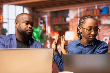 Hüsrana uğramış genç bir kadın ilgi eksikliği yüzünden erkek arkadaşıyla tartışıyor. İkisi de çakışan Afrikalı Amerikalı çiftler üzerinde çalışırken günlük işlerinde işbirliği yapmaya çalışıyor..