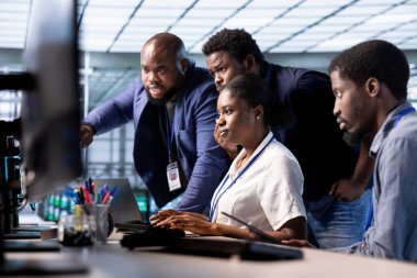 Mühendislerden oluşan bir ekip sunucu çiftliğini müşterilerin veri işleme gereksinimleri için optimize ediyor. Veri merkezi ekipmanlarının verimli çalışmasını sağlamak için işbirliği yapan iş arkadaşları