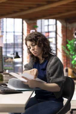 Yapay zeka destekli yazılım bir kadın geliştirici için sanal bir uzay gemisi istasyonu yaratıyor, sohbet robotu ve oyun yazılımı ile etkileşime geçiyor. Üretici modeller gelecekteki oyun gelişiminde yardımcı olurlar.