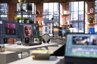 Fotoğraf düzenleme ve yapay zeka sohbet yazılımlı boş grafik tasarım stüdyosu. Monitörler görüntü işleme için dijital rötuş yazılımı, renk düzeltmesi ve geliştirme araçlarını gösterir.