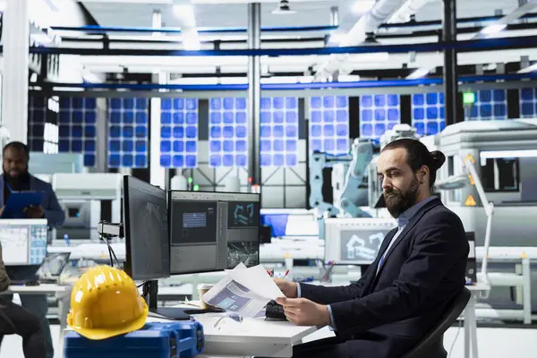 Profesyonel yenilenebilir enerji uzmanı, verimlilik, sürdürülebilirlik ve yenilenebilir altyapı alanlarındaki gelişmeleri yönlendiren, teknik açıdan fabrika süreçlerini denetlemektedir..