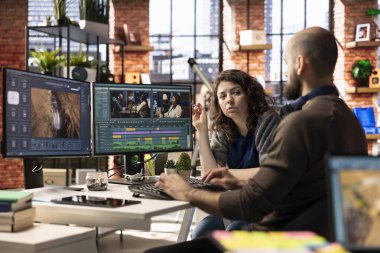 Ajans ofisinde video yapım sektöründe çalışan uzman editörlerden oluşan bir ekip renk değerlendirmesi yapıyor ve çift monitörlerde bir montaj yaratıyor. Multimedya teknoloji araçları ile yaratıcı süreç.