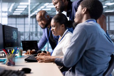 Geliştirici, sunucu çiftliğindeki meslektaşlarıyla birlikte çalışarak, üretkenliği arttırmak için yapay zeka teknolojisini kullanıyor. Yapay zeka güdümlü çözümler uygulamak için işbirliği yapan takım çalışması veri merkezi çalışanları