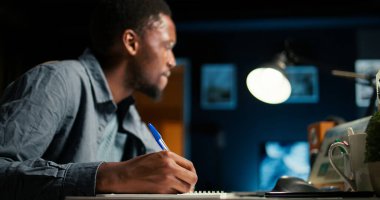 Konforlu bir dairede uzaktan çalışan, veri düzenleyen, makaleler yazan, online bilgileri kontrol eden. Kişiliğini geliştirmeye, çalışma faaliyetlerini planlamaya ve görevleri verimli bir şekilde yerine getirmeye odaklanmış. Kamera A.