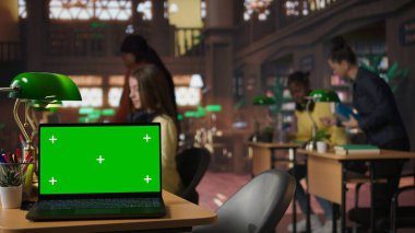 Bilim adamları kütüphanede ödevleri için münferit bir ekran, edebiyat sınıfı için yaratıcılık ve hayal gücü becerileri sergileyen makaleler yazıyorlar. Eğitici büyüme. Kamera A.