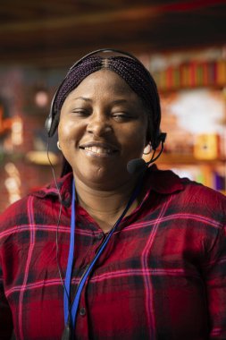 İyimser çağrı merkezi operatörünün portresi klavyede yazarak müşterilere dijital iletişim kanallarından yardım ediyor. Müşteri destek işi yapan neşeli bir kadın müşteriyle canlı sohbette sohbet ediyor.